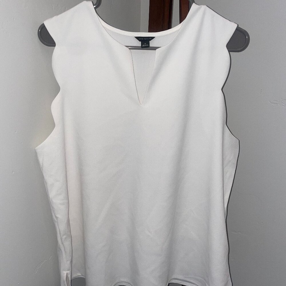 Ann Taylor Women’s Scalloped Sleeveless Blouse Off-White XL